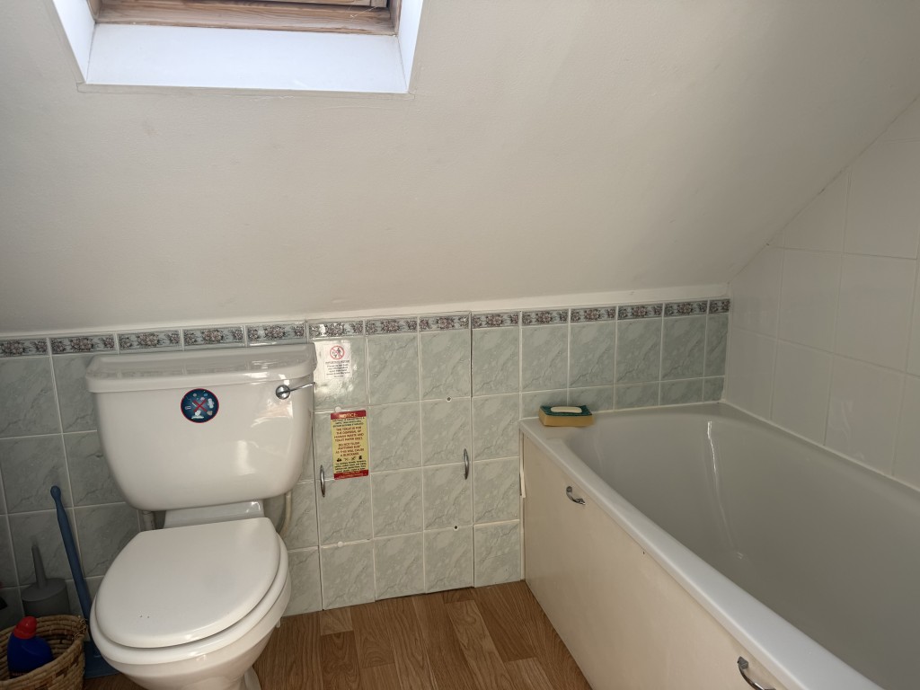 Lot: 122 - DETACHED BUNGALOW WITH ROOF CONVERSION AND POTENTIAL - First floor bathroom with velux window